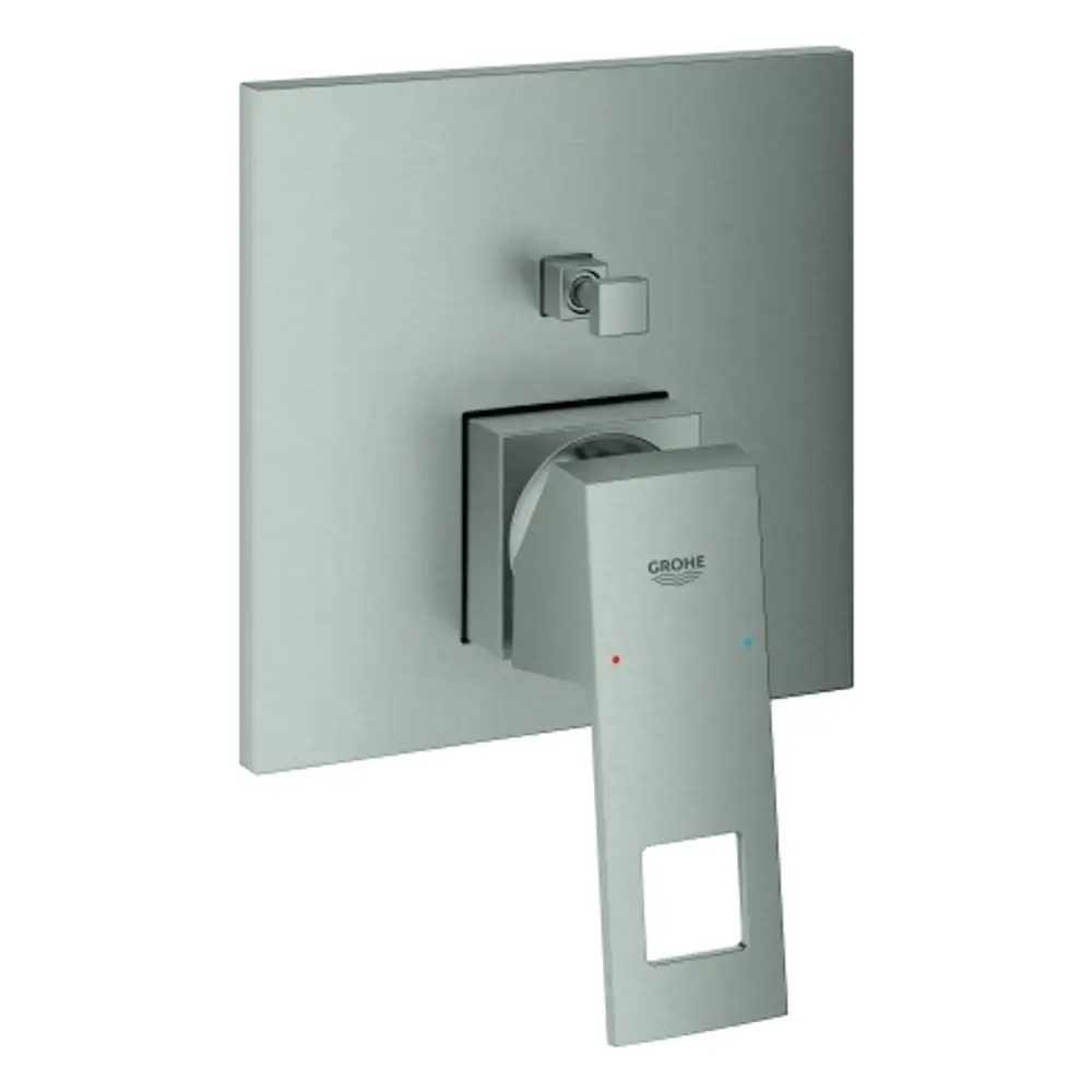 GROHE-Wannenbatterie mit quadratischer Wandplatte, einhebeliger Steuerung und integriertem Umsteller für Dusche und Badewanne in einem minimalistischen Design.