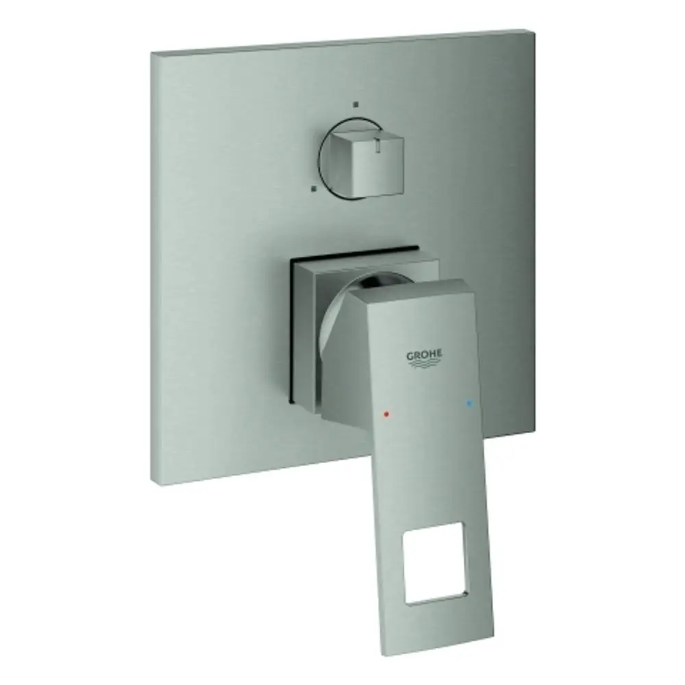 Kreuzgriffarmatur mit Wandmontage von Grohe. Edelstahloberfläche, zwei farbige Markierungen für kaltes und warmes Wasser sowie eine zusätzliche Steuerung.