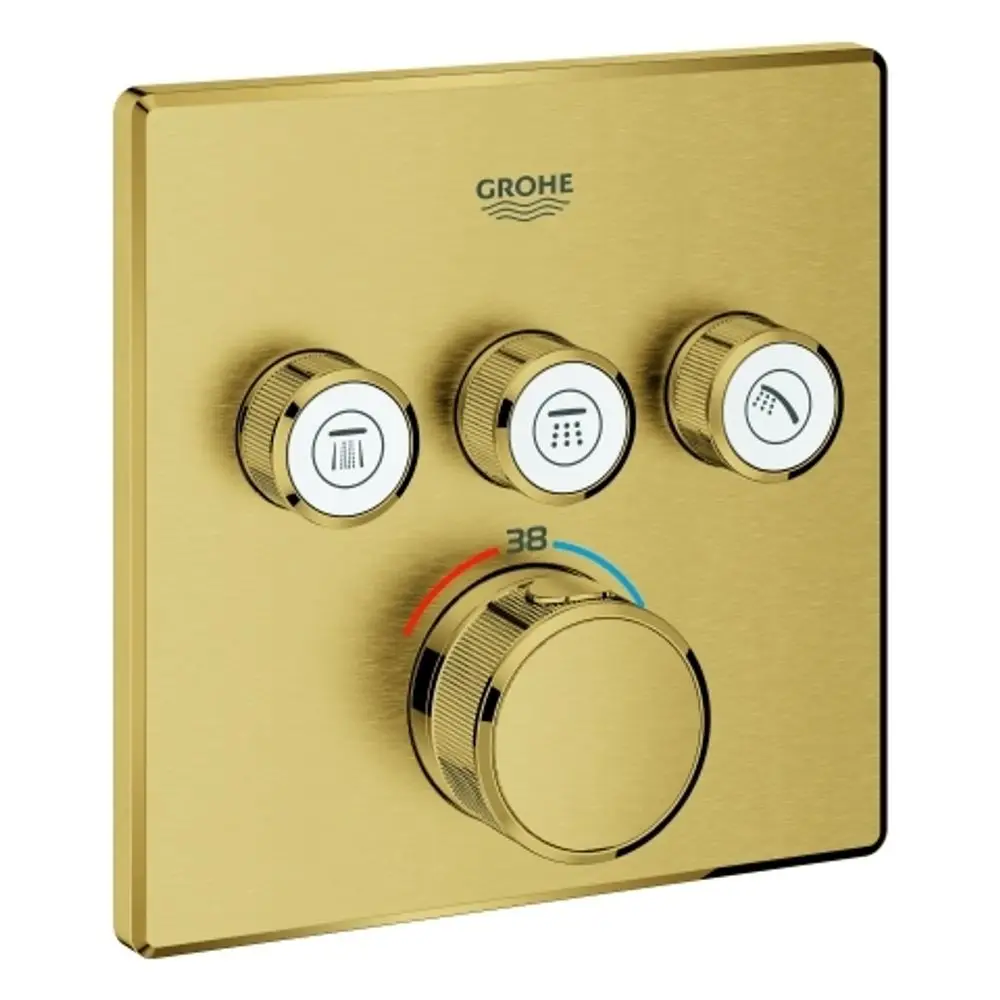 Thermostat von Grohe mit drei Drehreglern für Temperatur und Wasserzufuhr, montiert auf einer goldenen, quadratischen Platte.