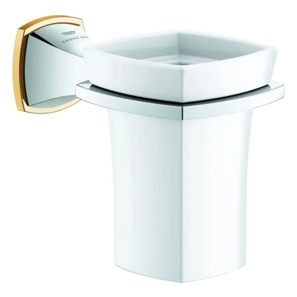 Halter für ein quadratisches Mundspülglas in Weiß, montiert an einer Wandplatte mit chromfarbener und goldfarbener Akzentverkleidung von Grohe.