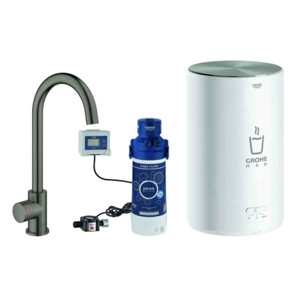 GROHE Wasserhahn mit separatem Warmwasser- und Kaltwasserauslass, verbunden mit einem blauen Filter und einem weißen Boiler für Warmwasserbereitstellung.