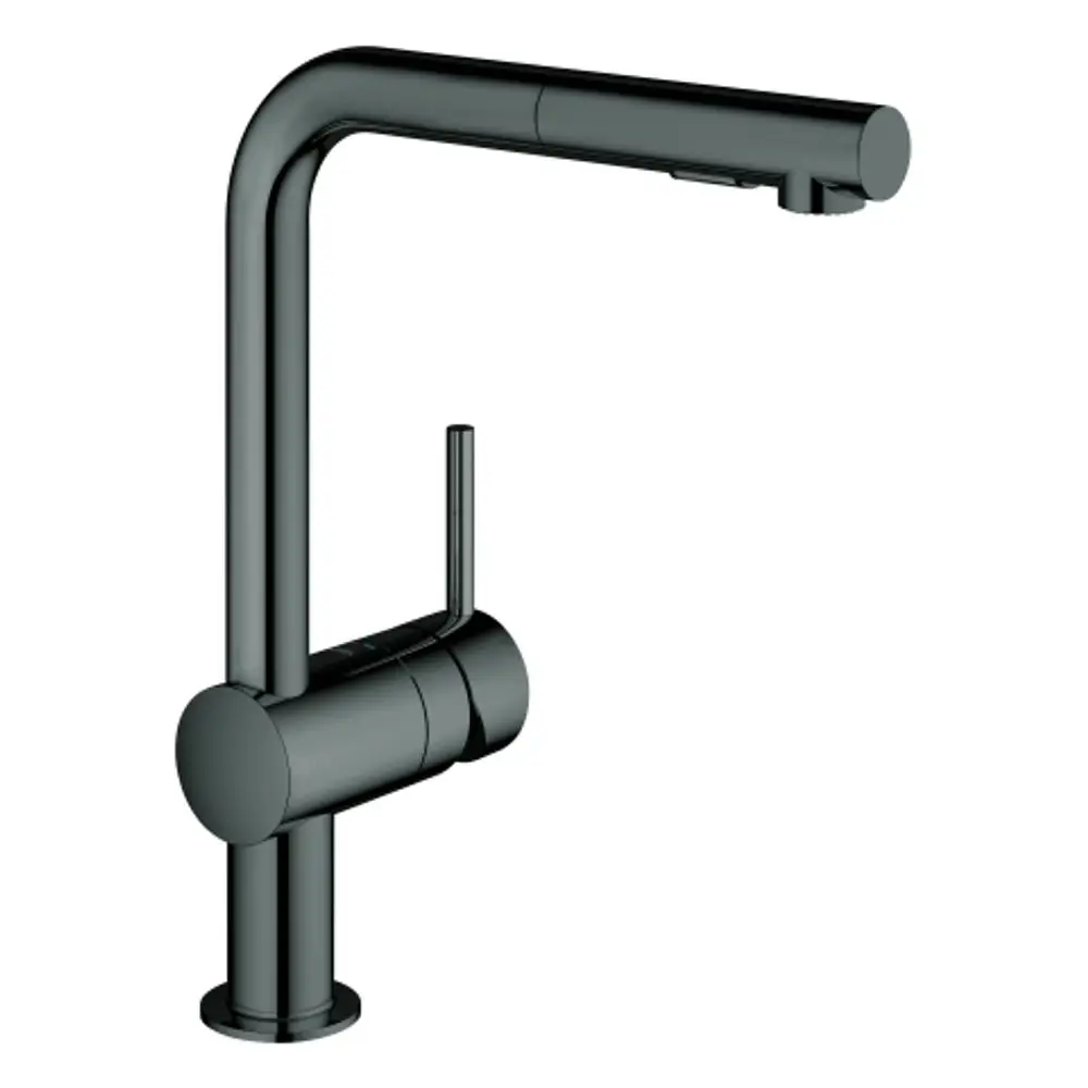 Grohe Wasserhahn mit L-Auslauf und Spülbrause in mattem Schwarz. Der Hahn hat eine schlanke Form und einen seitlichen Hebel zur Steuerung des Wasserdurchflusses.
