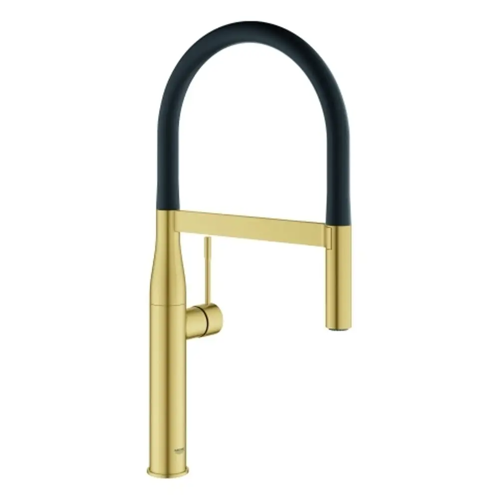 Grohe Küchenarmatur mit flexibler Brause in schwarzem und goldfarbenem Design. Der schlanke Körper und der gebogene Auslauf schaffen eine funktionale Lösung für die Küche.