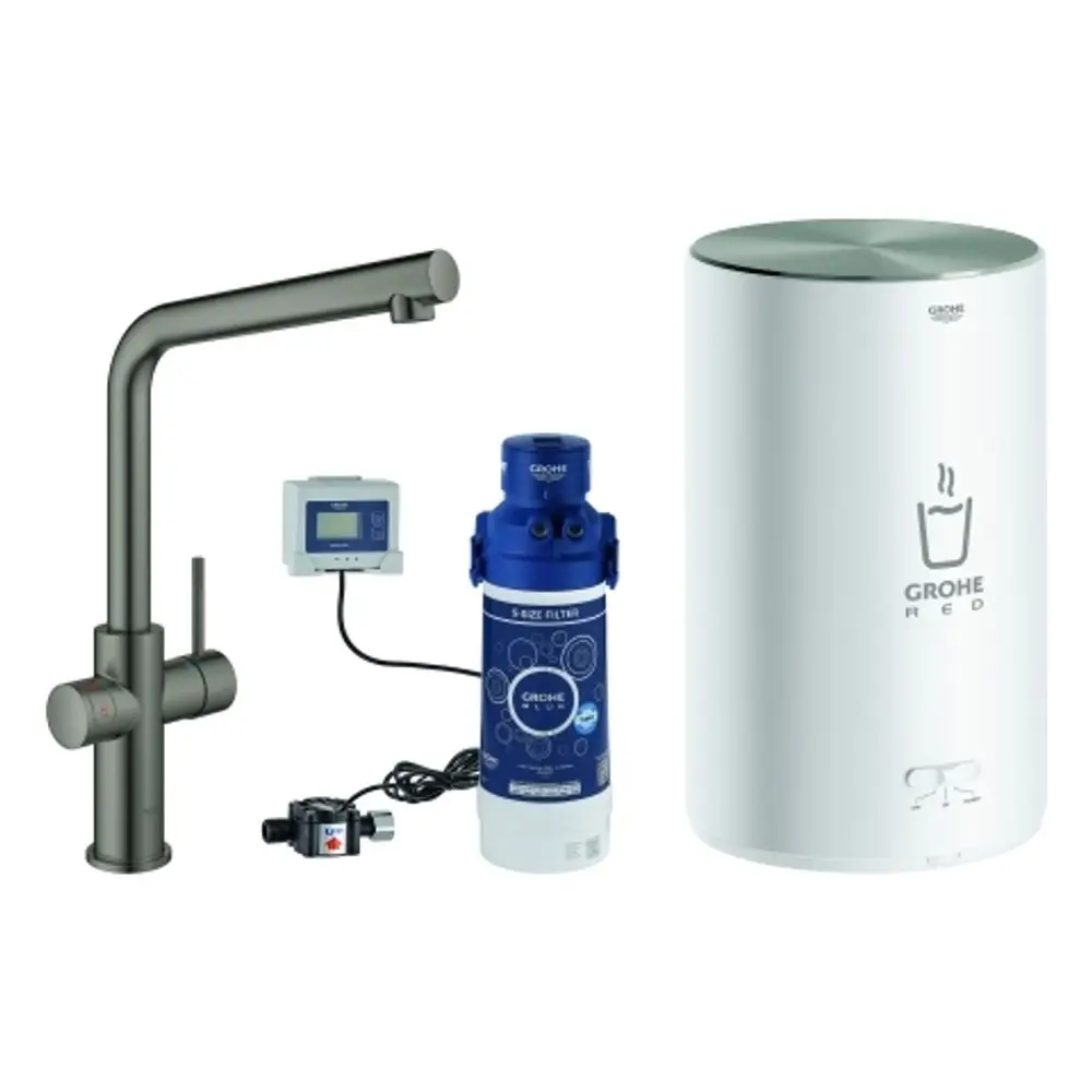 Grohe Armatur mit Auslauf in Hard Graphite, verbunden mit einem blauen Wasserfilter und einem weißen Boiler, der mit einem Steuergerät ausgestattet ist.