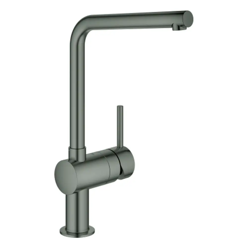 Einhand-Spültischbatterie mit L-Auslauf in gebürstetem Hard Graphite von Grohe. Der Wasserhahn hat eine moderne Form und einen seitlichen Bedienhebel.