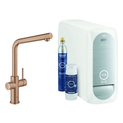 Grohe Wasserhahn in warmem Sunset-Ton mit Hebel und integrierter Steuerung, neben einem weißen Wassersystem und zwei Zubehörflaschen für die Nutzung.