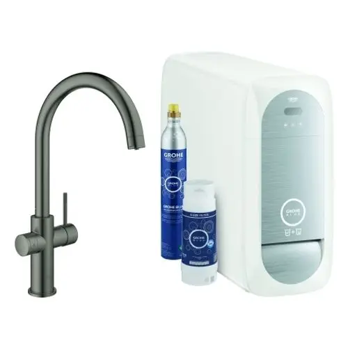 Küchenarmatur in hartem Graphit mit integrierter Sprudelfunktion, verbunden mit einem weißen Gerät für die Wasseraufbereitung und zwei Zubehörflaschen von Grohe.