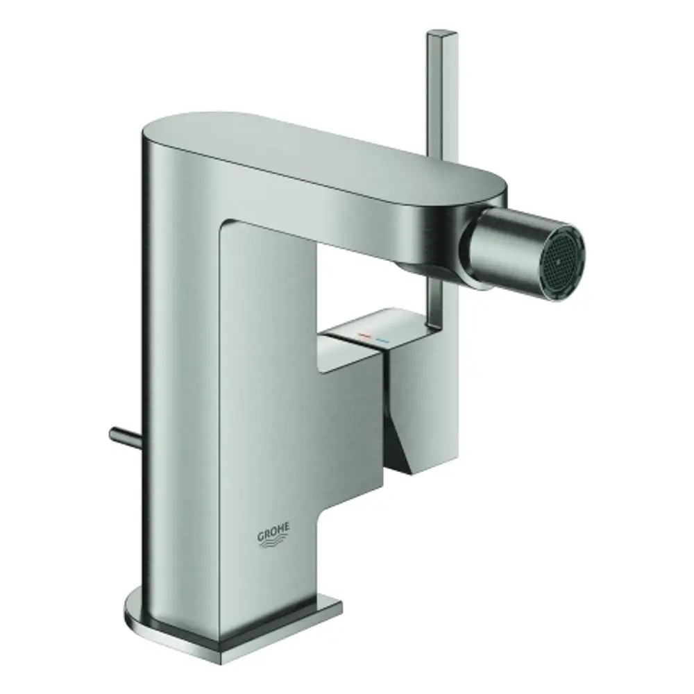Bidetarmatur aus Edelstahl mit einer hohen, modernen Form. Der Griff befindet sich an der Seite. Marke: Grohe.