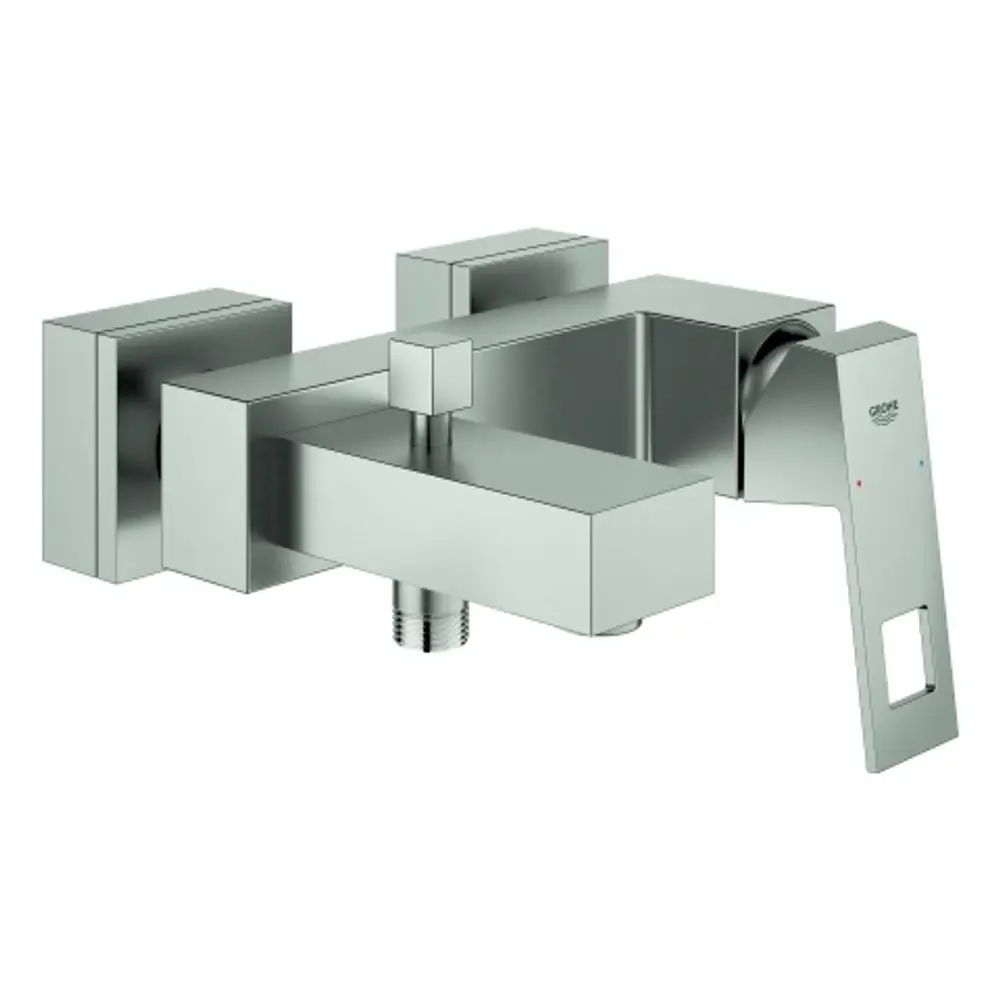 Wannenbatterie von Grohe in wandmontierter Ausführung mit einem quadratischen Design und einem Hebelmischer zur Temperaturregulierung.