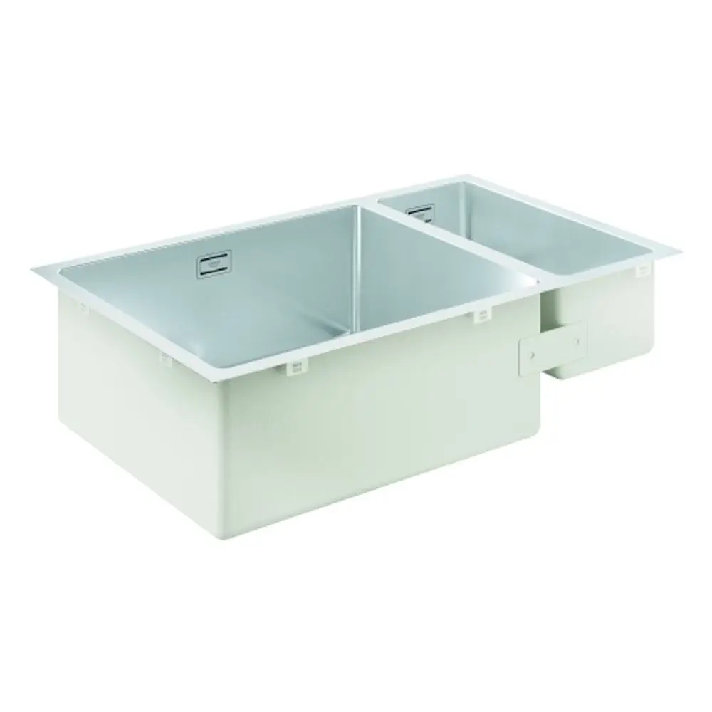 Zwei Becken Edelstahlspüle von Grohe mit gerader Kante und abgerundeten Ecken. Die Spüle ist untergebaut und hat eine helle Oberfläche.