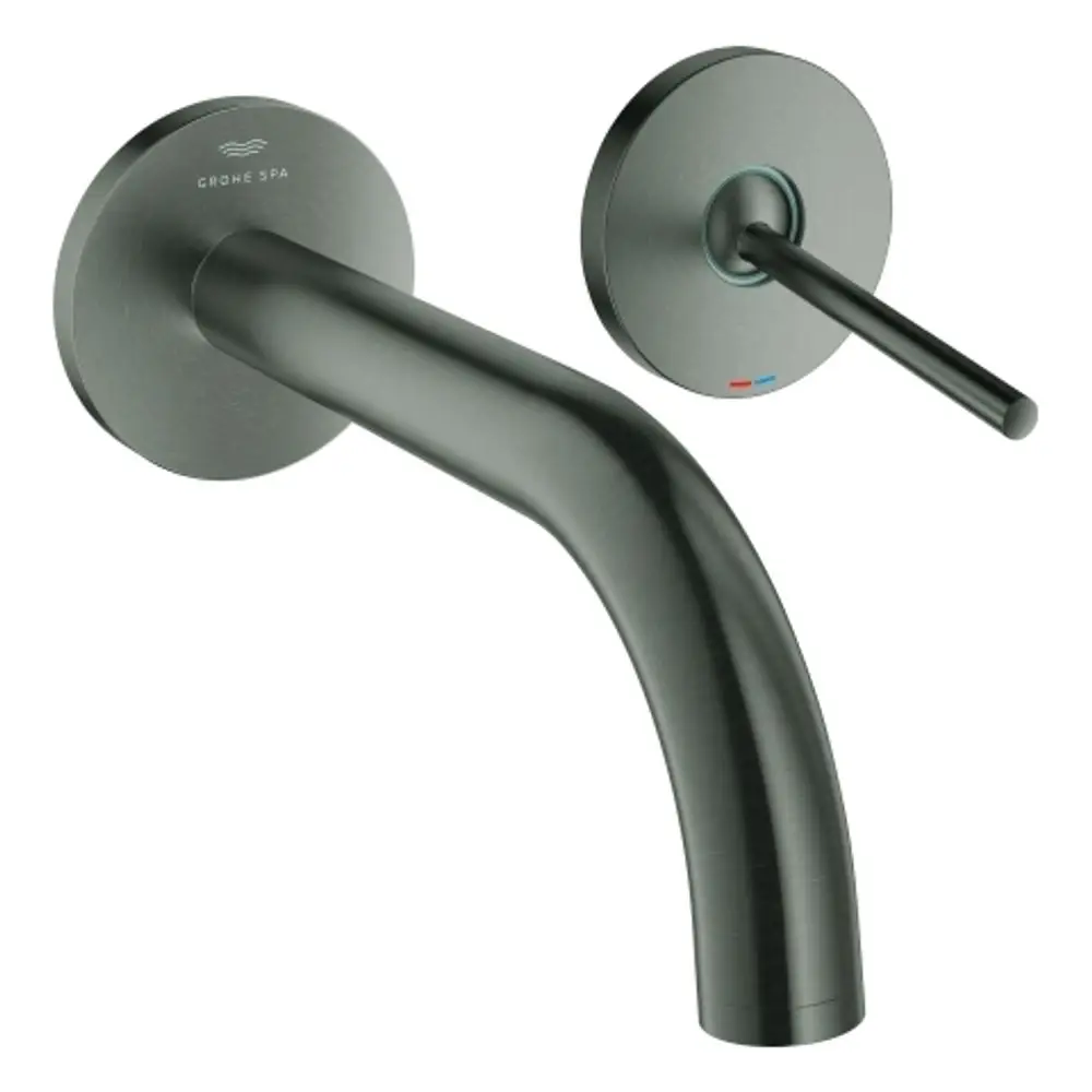 Wandmontierte Grohe Armatur mit einem langen Auslauf und einem einzelnen Bedienhebel zur Temperatur- und Mengenregelung, in einem matten Graphit-Finish.