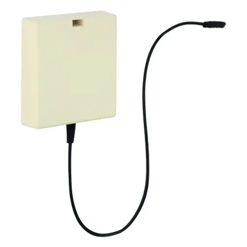 Weiße Box mit Kabel und Stecker, möglicherweise ein Netzteil von Grohe für elektronische Anwendungen, mit Anschluss an der Unterseite und einer Aussparung auf der Vorderseite.