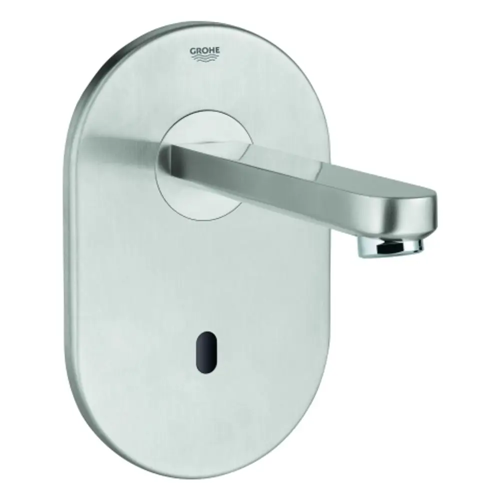 Wandmontierte Auslaufarmatur aus Edelstahl von Grohe mit einem rechteckigen, flachen Griff und einer runden Auslauföffnung. Ein Sensor zur automatischen Wasserausgabe ist sichtbar.