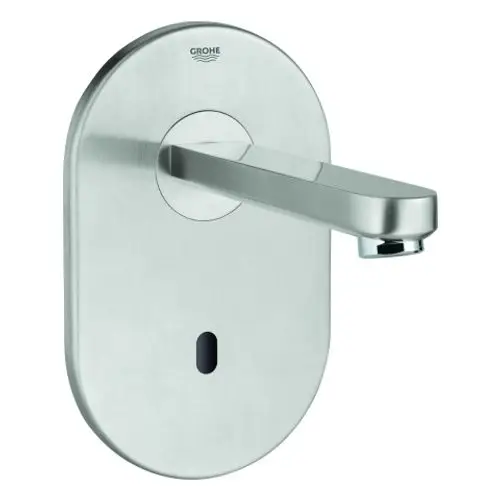 Wandmontierte Auslaufarmatur aus Edelstahl von Grohe mit einem rechteckigen, flachen Griff und einer runden Auslauföffnung. Ein Sensor zur automatischen Wasserausgabe ist sichtbar.