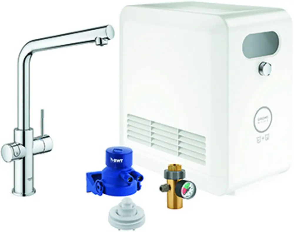 GROHE-Wasserhahn mit verchromtem Auslauf und Zubehör, bestehend aus einer Pumpe, einem Druckregler und weiteren Komponenten für die Wasseraufbereitung.