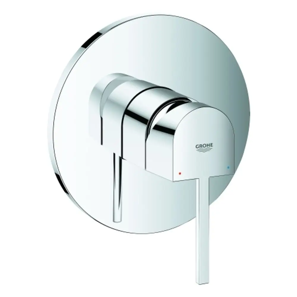 Wandmontierte Grohe-Brausebatterie mit runder Abdeckung und zwei Steuerhebeln für Warm- und Kaltwasser. Oberfläche in Chromoptik.