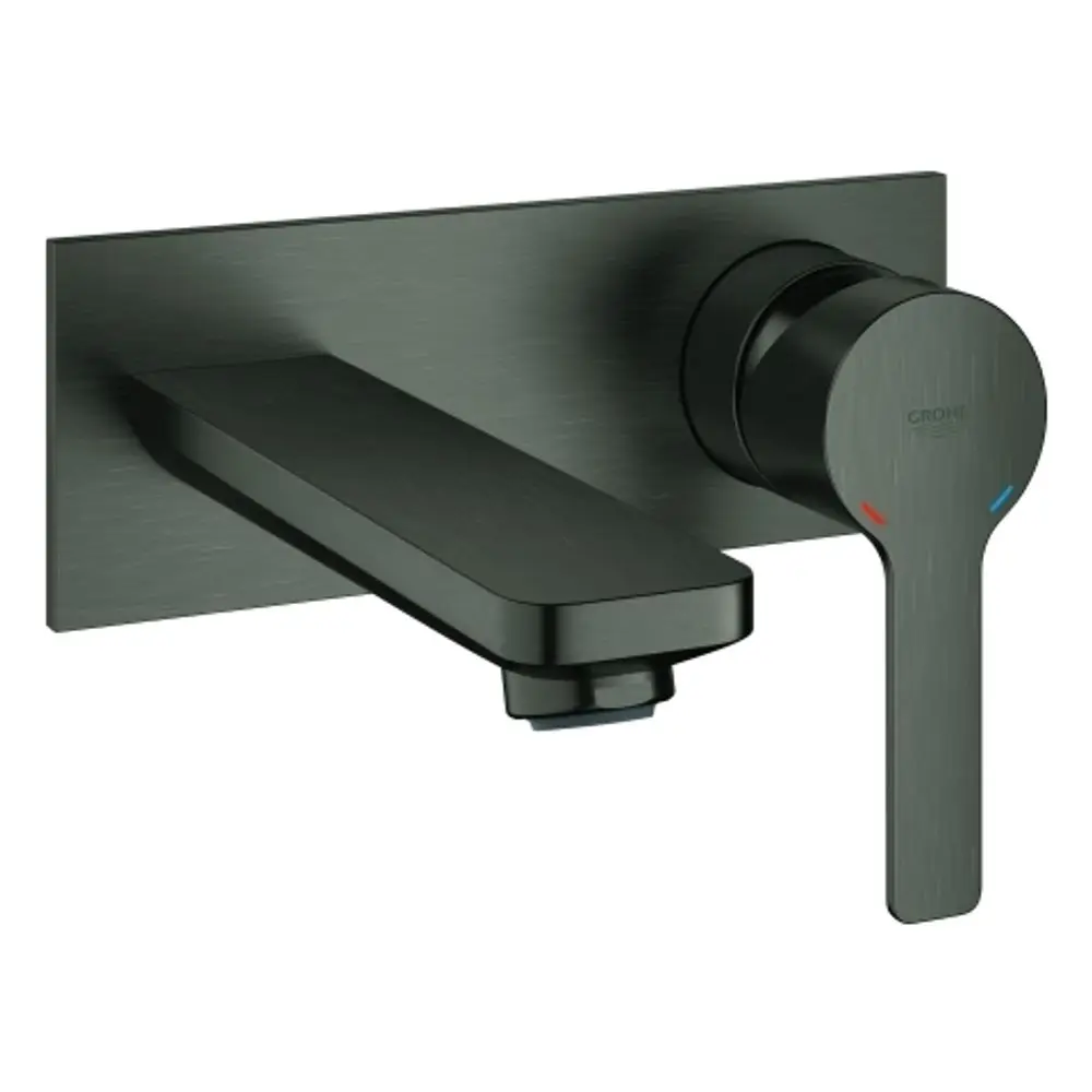 Wandmontierte Grohe Mischbatterie mit einem flachen Auslauf und einem runden Bedienhebel. Die Oberfläche ist in gebürstetem, hartem Graphit gehalten.