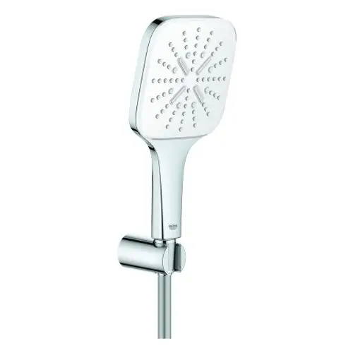 Helle Duschbrause mit quadratischer Kopfpartie und mehreren Wasserstrahlöffnungen, montiert an einem Chrom-Wandhalter von Grohe.