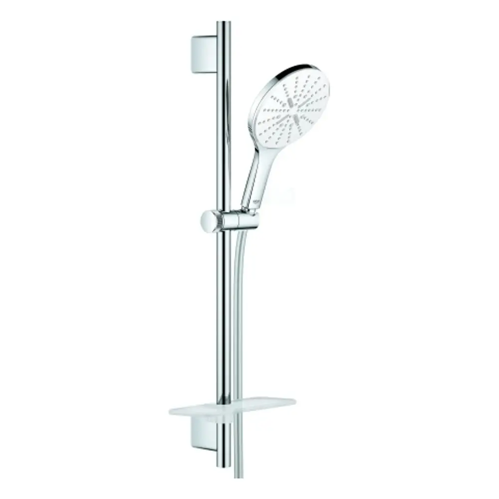 Brauseset von Grohe bestehend aus einer Handbrause mit schlanker Form, Halterung und Schlauch. Die Elemente sind in Chrom und weiß gestaltet.