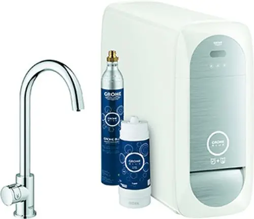 Weißer Grohe-Wasserfilter mit schmalem Auslauf, kombiniert mit zwei Kartuschen und einer CO2-Flasche für die Zubereitung von Sprudelwasser.