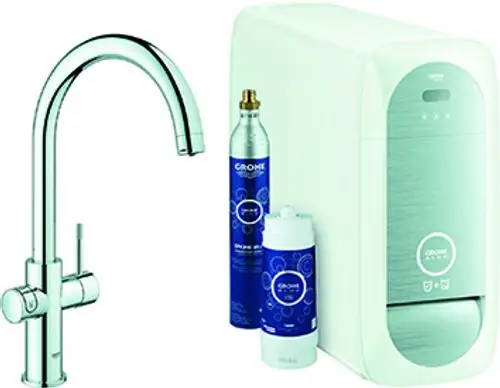 Ein eleganter Grohe Küchenschrank mit einem modernen Wasserhahn und zwei Kartuschen für Sprudel- und Filterwasser.