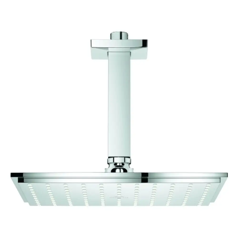 Deckend montierte Dusche mit quadratischem Duschkopf von Grohe aus verchromtem Material. Sichtbare Düsen für Wasserstrahlverteilung.