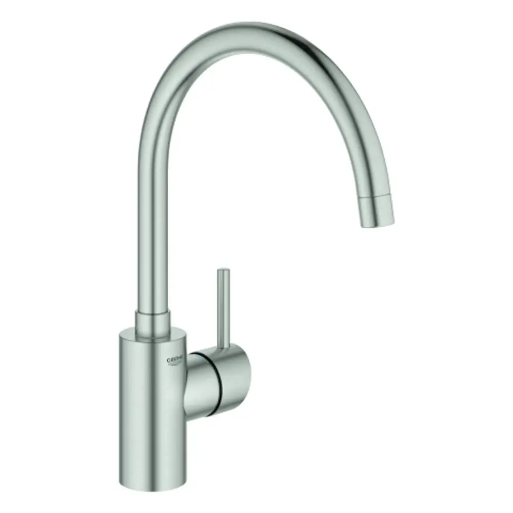 Moderne Küchenarmatur von Grohe mit hohem Auslauf und seitlichem Hebel. Die Oberfläche ist in einem gebürsteten Stahl-Finish.