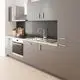 Moderne Küche mit grauen Schränken, Edelstahl-Spüle und Armatur von Grohe. Die Rückwand ist mit schwarzen Kacheln versehen. Holzfläche als Arbeitsfläche sichtbar.