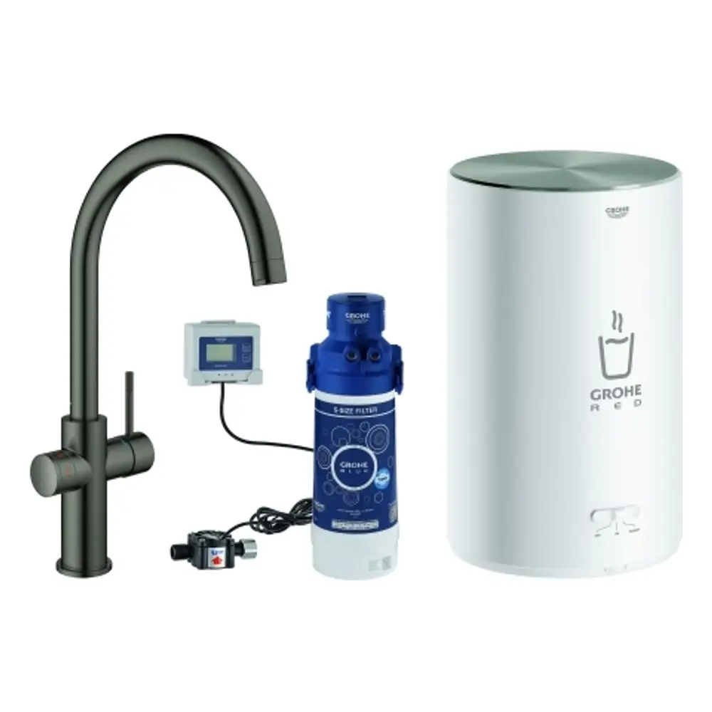 Grohe Armatur und Boiler, bestehend aus einem hohen Wasserhahn, einem blauen Filter, einem Steuergerät und einem weißen Wassertank, zusammengebaut und auf einem neutralen Hintergrund.