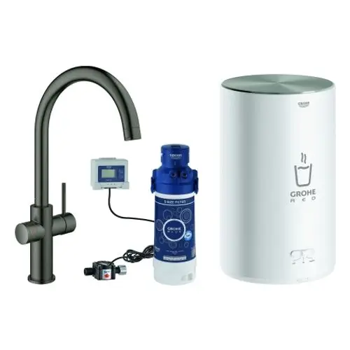 Grohe Armatur und Boiler, bestehend aus einem hohen Wasserhahn, einem blauen Filter, einem Steuergerät und einem weißen Wassertank, zusammengebaut und auf einem neutralen Hintergrund.