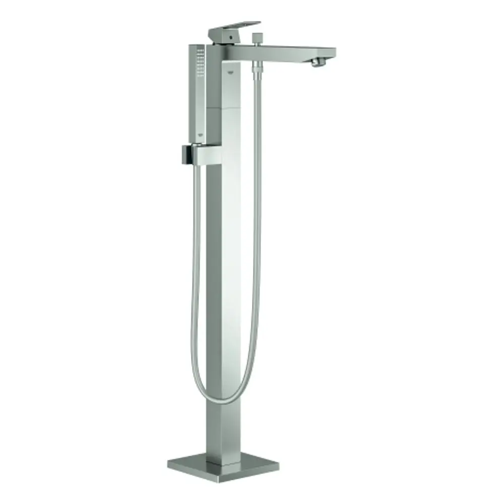 Hochstehende Wannenbatterie von Grohe mit quadratischem Design, Handbrause und integrierter Funktion für Bodenmontage. Edelstahloptik.