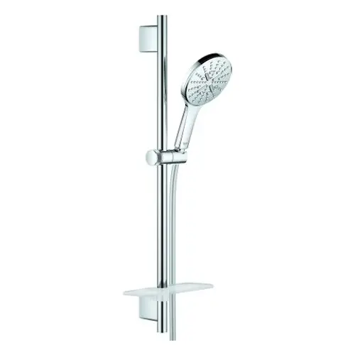 Grohe Brausestangenset mit Handbrause, montiert an einer vertikalen Stange. Die Oberfläche ist glänzend und aus verchromtem Material gefertigt.