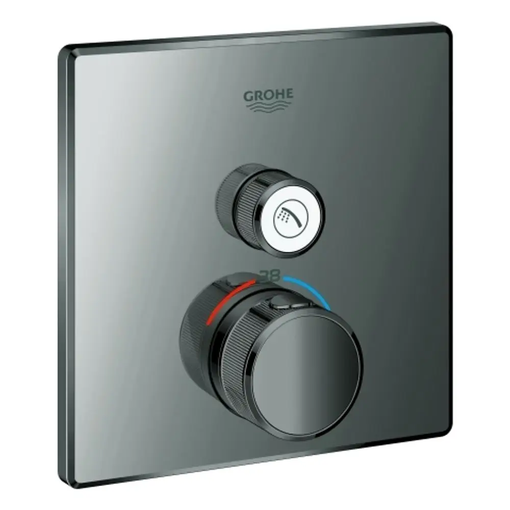 Thermostat von Grohe mit zwei Bedienelementen zur Regulierung von Temperatur und Wasserfluss, montiert auf einer eckigen Wandplatte in einem dunklen Farbton.
