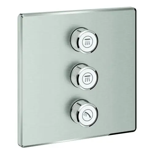 Drei Drehknöpfe auf einer rechteckigen, gebürsteten Metalloberfläche von Grohe zur Steuerung einer Wasserinstallation, mit Symbolen für verschiedene Wasserfunktionen.