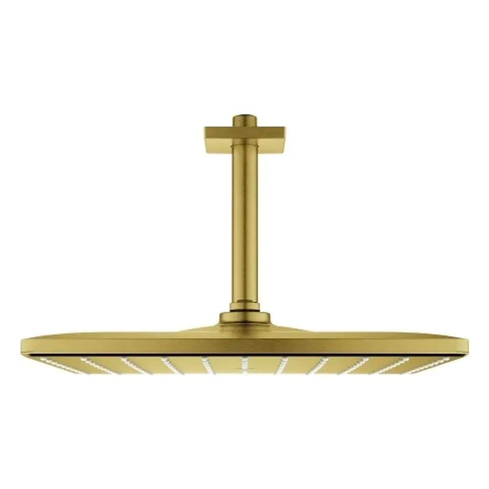 Grohe Kopfbrause in gebürstetem Gold mit flachem, rechteckigem Kopf und horizontalen Ritzen zur Wasserverteilung. Montiert an einem stabilen, vertikalen Ständer.