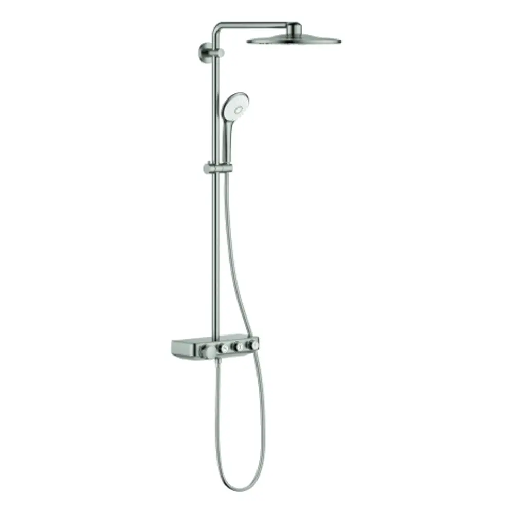 Duschsystem mit oberer und Handbrause, montiert an einer Wand. Aus chromfarbenem Material von Grohe. Bedienblenden für Temperatur und Wasserfluss.