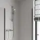 Dusche mit chromfarbener Grohe-Brausebatterie, bestehend aus Handbrause, flexibler Schlauchführung und montierter Ablage, in einem modernen Badezimmerinterieur.