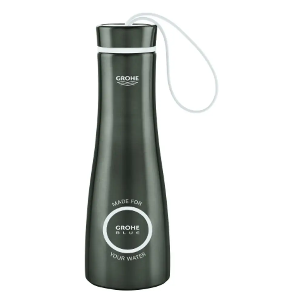 Wasserflasche aus Edelstahl mit gebürsteter Oberfläche und Schnur zum Tragen. Mit dem Logo von Grohe. Ideal für die Aufbewahrung von Getränken.