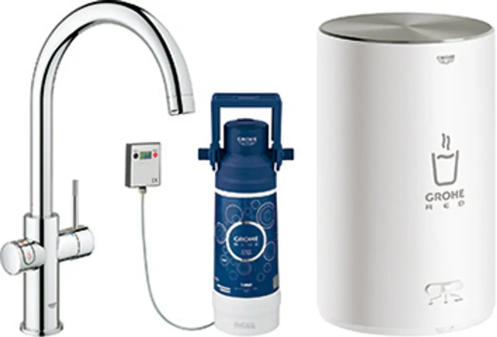 Grohe Armatur mit separatem Auslauf für heißes Wasser, ein untertisch montierter Boiler sowie eine Flüssiggasflasche zur Versorgung sind im Bild zu sehen.