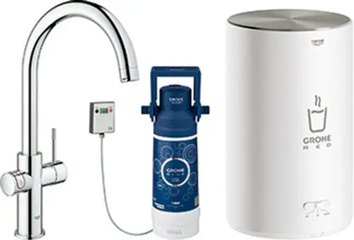 Grohe Armatur mit separatem Auslauf für heißes Wasser, ein untertisch montierter Boiler sowie eine Flüssiggasflasche zur Versorgung sind im Bild zu sehen.