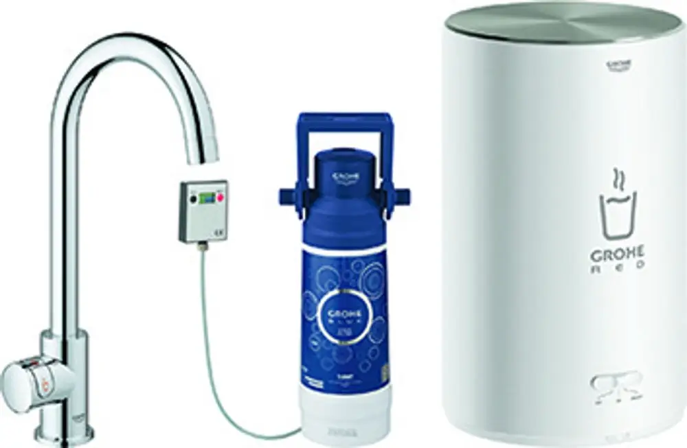 Küchenarmatur mit hohem Auslauf und Bedienpanel, ergänzt durch einen blauen Wasserbehälter und einen weißen Boiler. Alle Komponenten von Grohe.