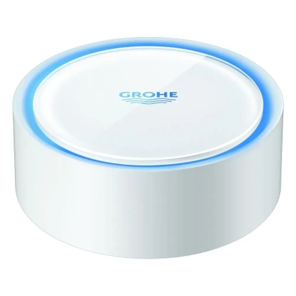 Intelligenter Wassersensor von Grohe in runder, weißer Ausführung mit flacher Oberfläche und blauer Beleuchtung am Rand.