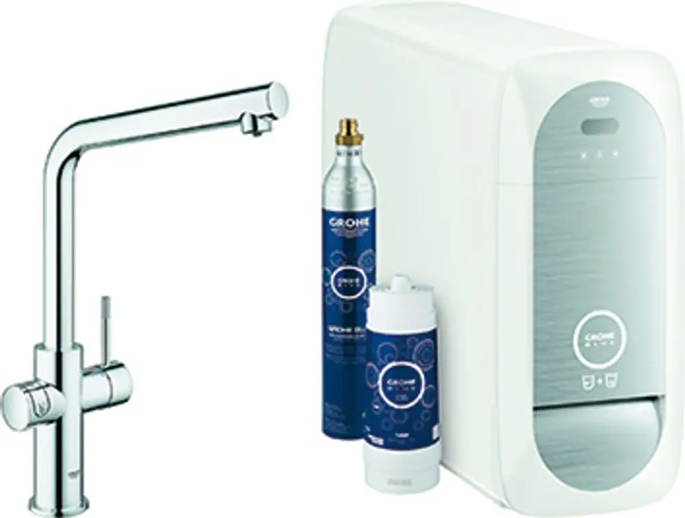 Küchenarmatur von Grohe mit getrennten Ausläufen für gefiltertes Wasser. Neben der Armatur stehen ein Wasserspender und Kartuschen in blauer und weißer Verpackung.