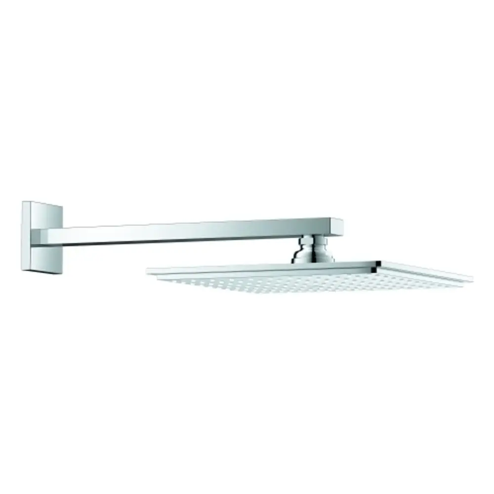 GROHE Kopfbrause in quadratischer Form, montiert an einem langen, geraden Brausearm. Die Oberfläche ist glänzend und in Chrom-Optik gehalten.