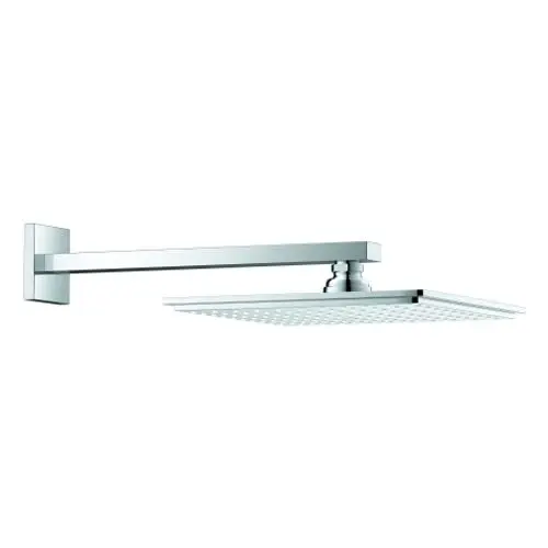 GROHE Kopfbrause in quadratischer Form, montiert an einem langen, geraden Brausearm. Die Oberfläche ist glänzend und in Chrom-Optik gehalten.