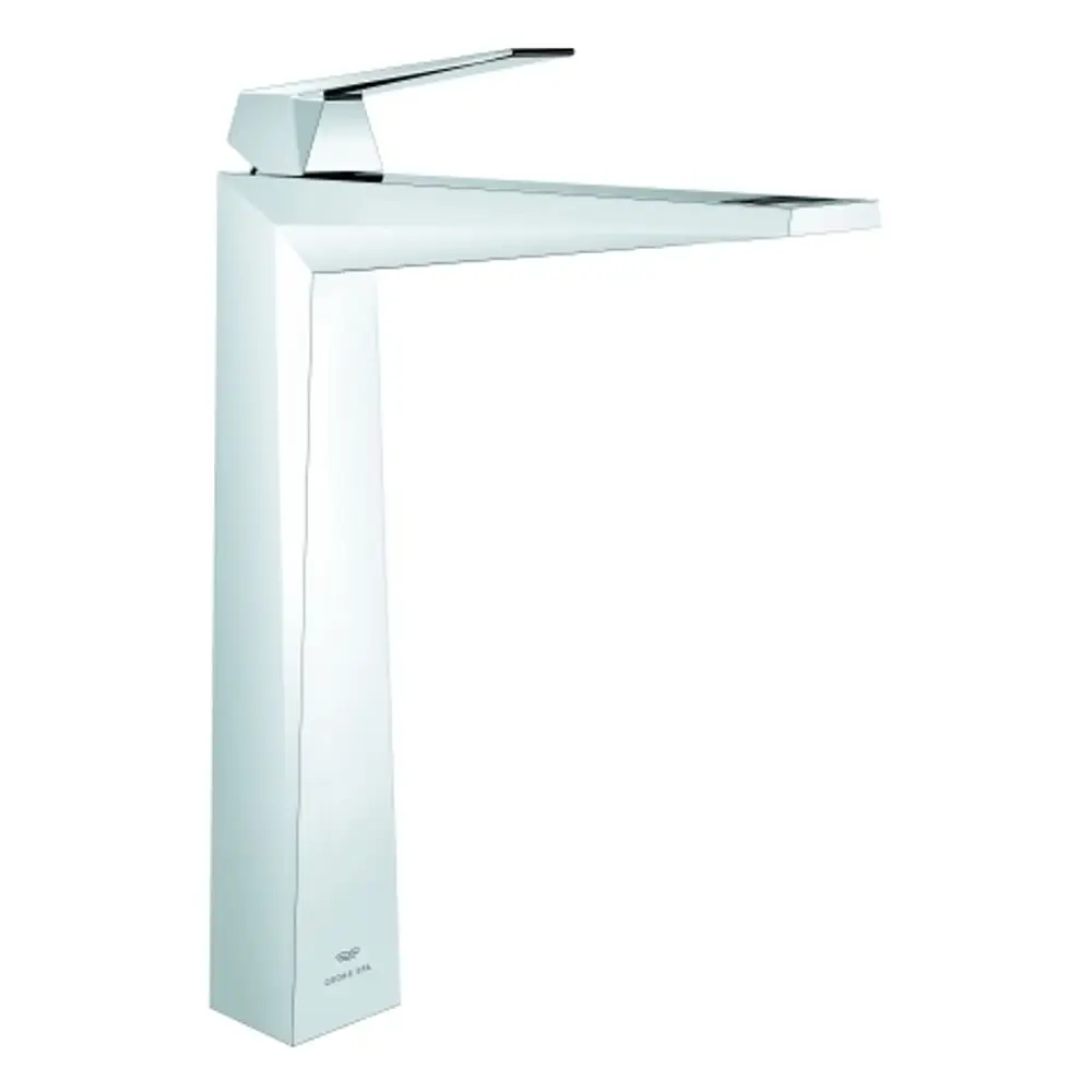 Design-Wasserhahn in glänzendem Chrom von Grohe, geeignet für freistehende Waschbecken. Schlichte, rechteckige Form mit einer seitlichen Bedienungsarmatur.