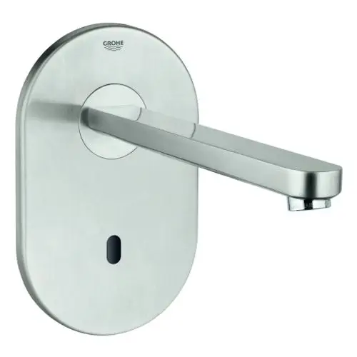 Helle Wandmontage von Grohe mit einem langen Hebel für die Wassersteuerung. Die Oberfläche scheint aus Edelstahl zu sein. Ein erkennbares Loch für Sensorsystem.