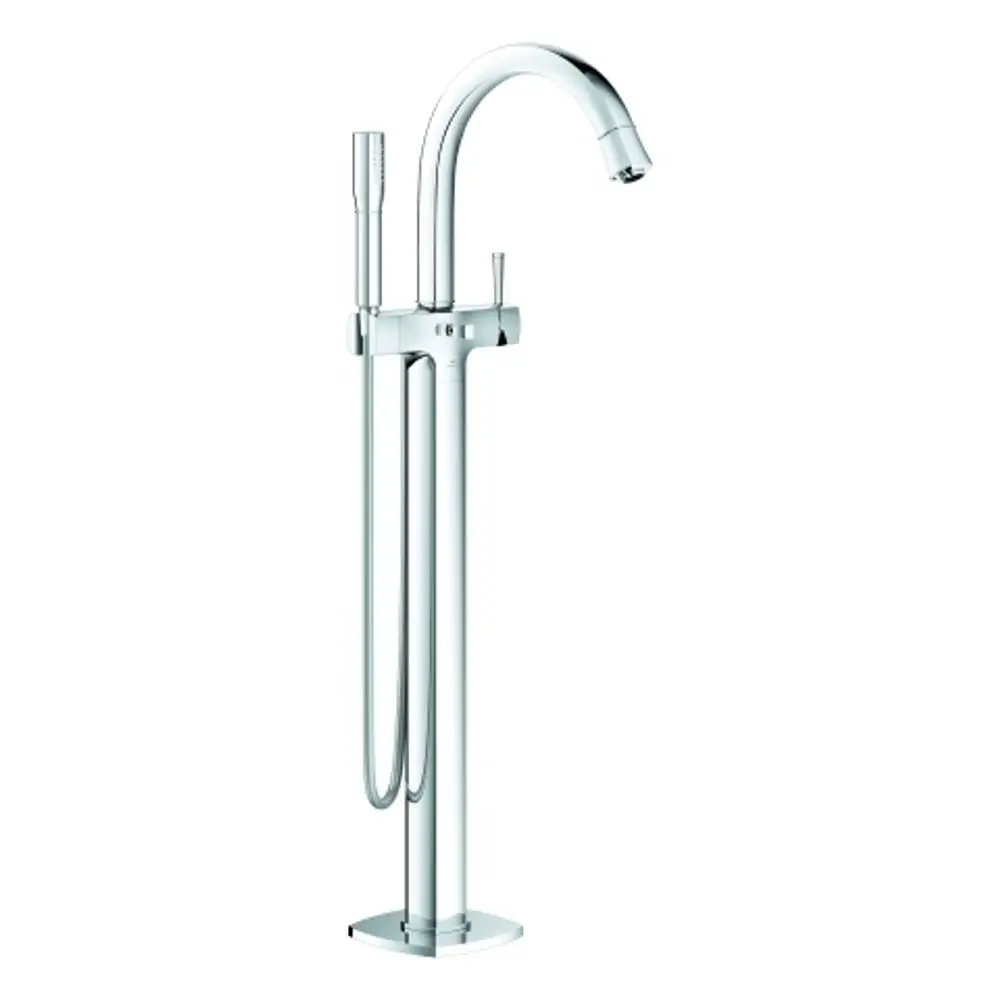 Grohe Einhand-Wannenbatterie in chrom mit flexibler Handbrause und Bodenmontage. Der Wasserhahn ist elegant gestaltet und eignet sich für moderne Badezimmer.