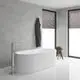 GROHE Wannenbatterie in chromfarbener Ausführung, montiert auf dem Boden neben einer freistehenden Badewanne, in einem hellen, modernen Badezimmer.