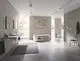 Badezimmer mit moderner Gestaltung, großer Badewanne, Doppelwaschtisch und goldenen Armaturen. Grohe Produkte sichtbar in Dusche und Waschbereich.